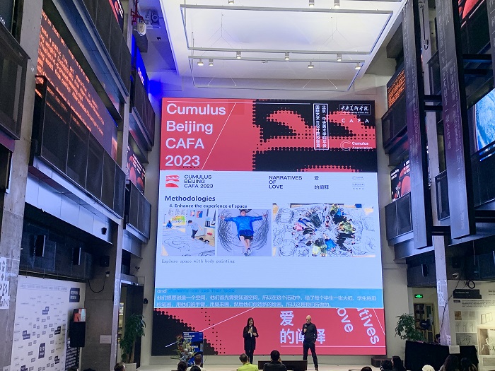 1701499982478980.jpg 8.两位教授现场展示环境国际大一课程探索.jpg