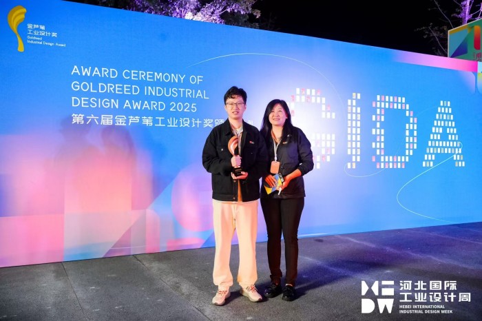 1760338373571977.jpg 师生获奖现场合影.jpg